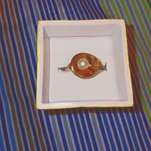 Gold ring with pearl.